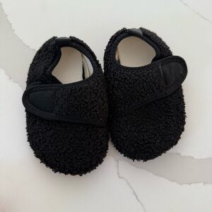 Toddler size 7 black Sherpa slipper